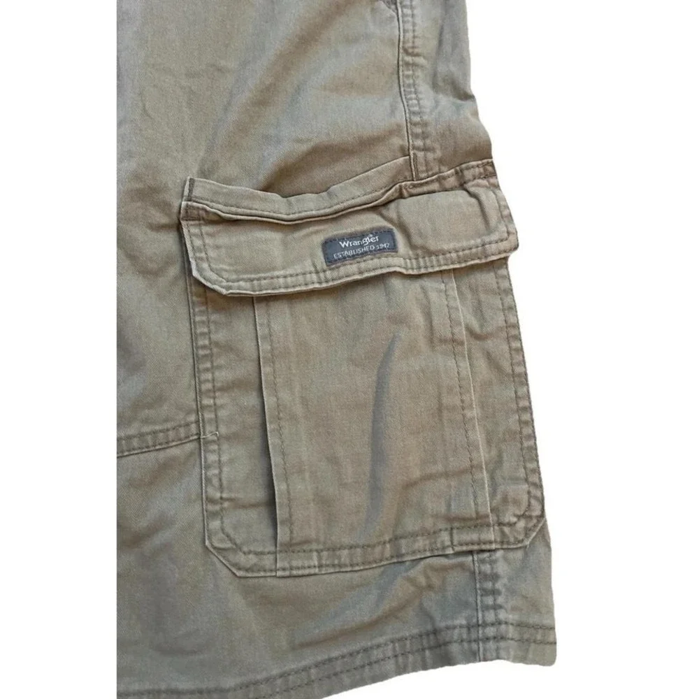 Wrangler Originals Beige Cargo Shorts Men's Size 48 Relaxed‎ Fit